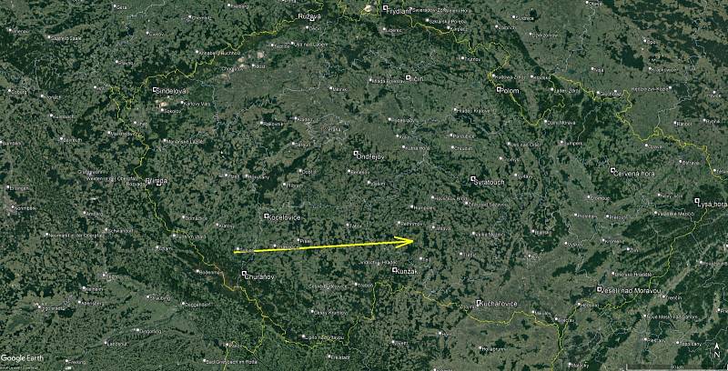 Průmět zaznamenané části dráhy bolidu na mapu (žlutá šipka). Ve skutečnosti byla dráha skloněná 25 stupňů k zemskému povrchu a byla dlouhá přes 150 km. Čtverci s černým středem jsou označena polohy stanic České bolidové sítě.