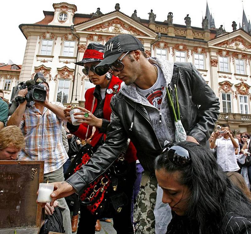 Lidé se přišli s králem popu Michaelem Jacksonem rozloučit v jeho stylu na Staroměstské náměstí. Svíčku přišel zapálit i zpěvák Sámer Issa.