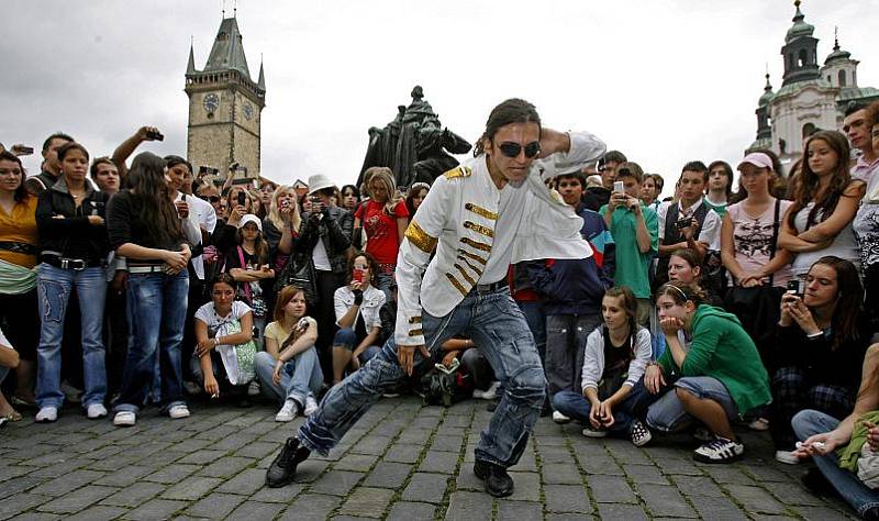 Lidé se přišli s králem popu Michaelem Jacksonem rozloučit v jeho stylu na Staroměstské náměstí.