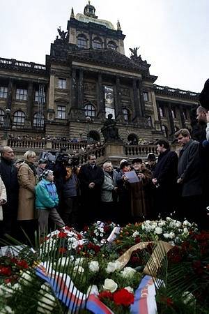 Pietní vzpomínkou uctili lidé 16. ledna před pražským Národním muzeem památku Jana Palacha, který se přesně před 40 lety na stejném místě upálil na protest proti okupaci Československa armádami Varšavské smlouvy.