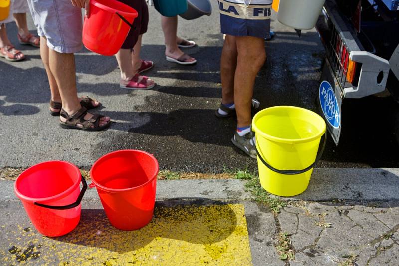 V důsledku rozsáhlé havárie vodovodního řadu ve Formánkově ulici v Praze 8 jsou bez dodávek vody tisícovky domácností přilehlých čtvrtí. Náhradní zásobování vodou zajišťuje několik desítek cisteren.  