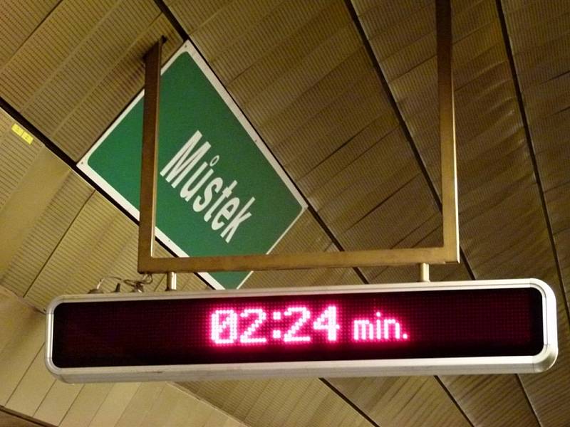 Informační panel s časem příjezdu soupravy v pražském metru.