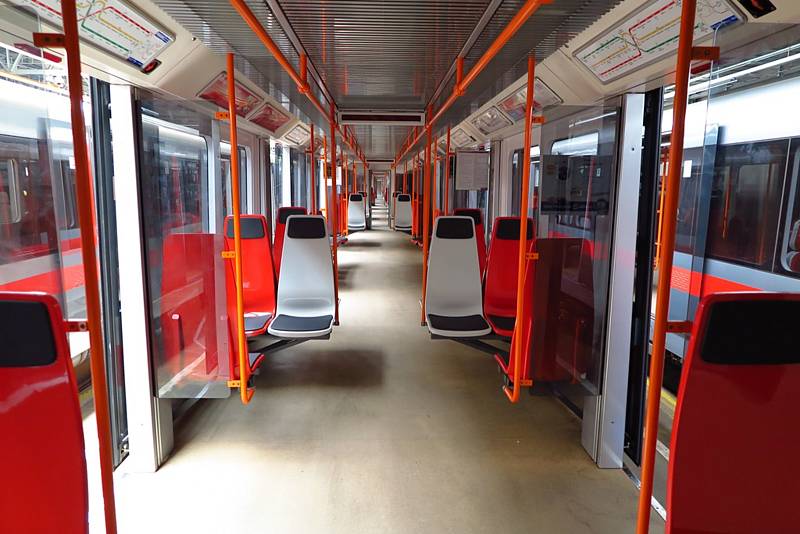 Zcela výjimečný je jeden z vagonů na červené lince C metra. Jde o první vagon vybavený plastovými sedačkami, jejichž nový typ se zde ověřuje.