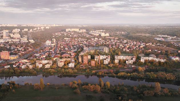Takto by podle vizualizací měl vypadat nový rezidenční areál na pravém břehu řeky Vltavy, který vyroste na brownfieldu po bývalém cukrovaru.