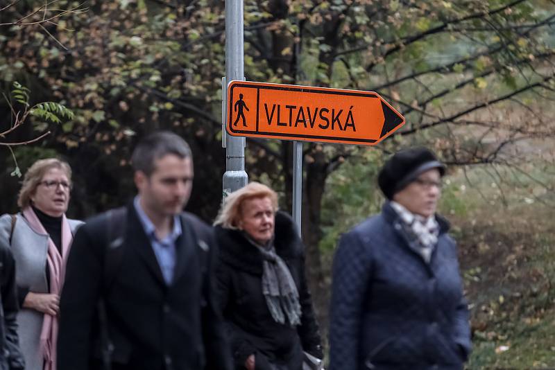 Situace okolo mostu u metra Vltavská 24. října ráno v Praze. TSK most, pod kterým jezdí tramvaje a chodí lidé, uzavřelo z důvodu špatného stavu.