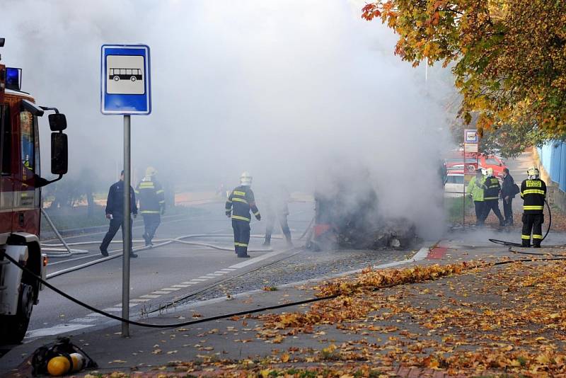 Požár autobusu městské hromadné dopravy ve Weberově ulici v pražském Motole.