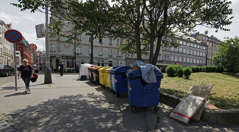 Současná Palmovka - špína, nepořádek, rozkopané ulice při rekonstrukci kolejí.