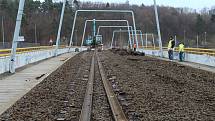 Rekonstrukce tramvajové trati Na Krejcárku pokračuje odstraňováním tramvajových pásů a pražců.