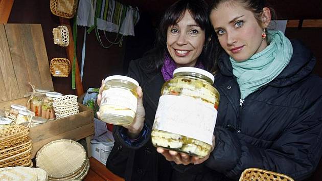 Na farmářském trhu u Vítězného náměstí v Pražských Dejvicích, prodávaly 16. října herečky Nela Boudová (vlevo) a Jana Bernášková výrobky ze sociálně terapeutické dílny ve Slapech.