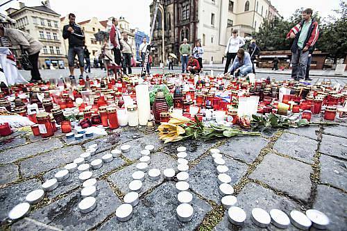 Na Staroměstské náměstí od středečního večera lidé přinášejí svíčky a podepisují se do smuteční knihy, aby vyjádřili soustrast za tragicky zahynulé hokejisty týmu Jaroslavle. 