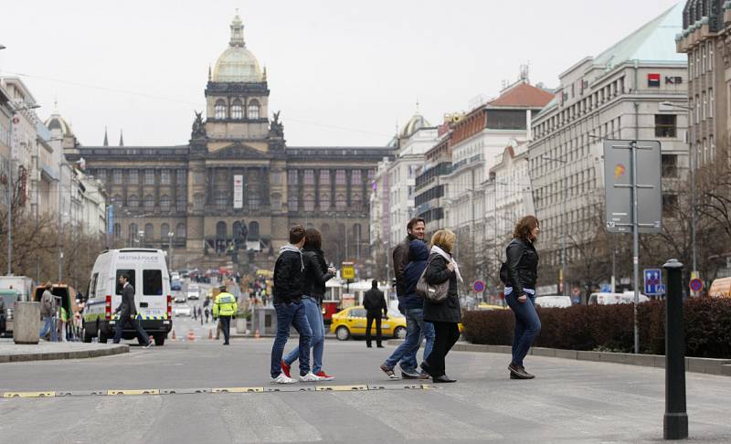 Od 2. dubna se spodní část Václavského náměstí změnila v pěší zónu. Mnoho aut tam ale stále jezdí.