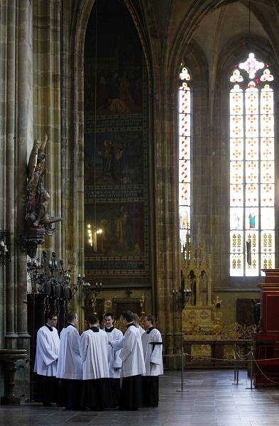 Pražský arcibiskup Dominik Duka požehnal 30. dubna třem novým zvonům v chrámu sv. Víta.