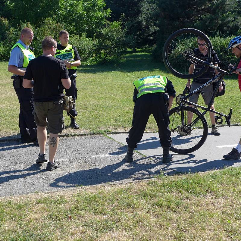 Policisté kontrolovali i cyklisty.