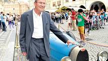 VLADIMÍR JUNEK s legendárním historickým vozem Bugatti.
