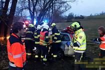 Dopravní nehoda u Hrusic v Praze-východ: náraz auta do stromu.