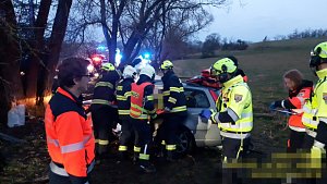 Dopravní nehoda u Hrusic v Praze-východ: náraz auta do stromu.