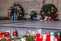 Karolinum - svíčky, květiny a jiné pietní dary jsou přemístěny, u FF i náměstí stále  hoří svíčky i pietní oheň.