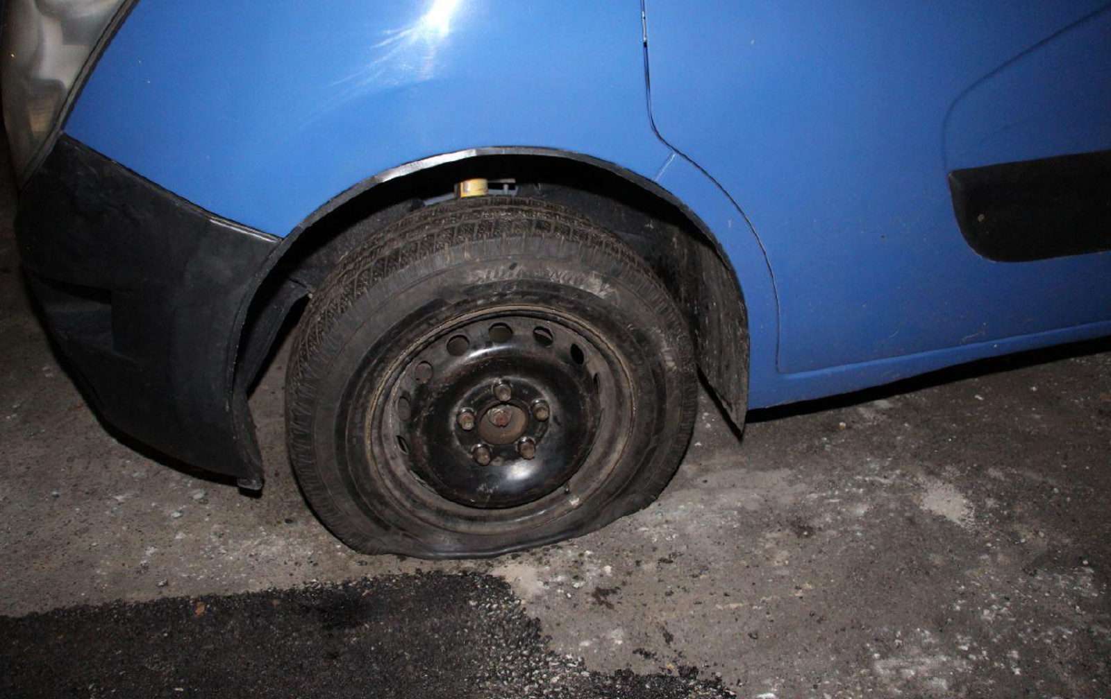 Muž ničil auta s ukrajinskými značkami. Vrtákem poškozoval pneumatiky -  Pražský deník
