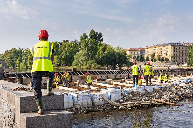 Oprava Staroměstského jezu na Vltavě v metropoli má za sebou betonáž.