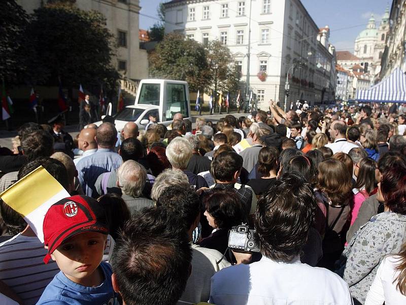 Z NADHLEDU. Fotograf své schůdky potřebuje, kolegovi Šimánkovi právě mizí s papežem.  