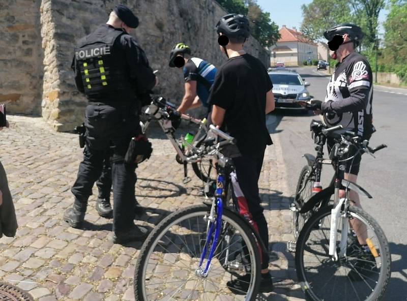 Na to, jak jezdí po silnicích cyklisté, a zejména řidiči motorových vozidel kolem cyklistů, se zaměřili středočeští policisté během týden trvající dopravně bezpečnostní akce.