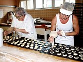 V hořovické pekárně mají také své cukrářské oddělení. Cukrářky v příbramské provozovně právě plní svatební koláčky, které jsou připravené k pečení. 