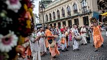 Účastníci desátého ročníku indického festivalu Ratha Yatra prošli 16. července centrem Prahy.