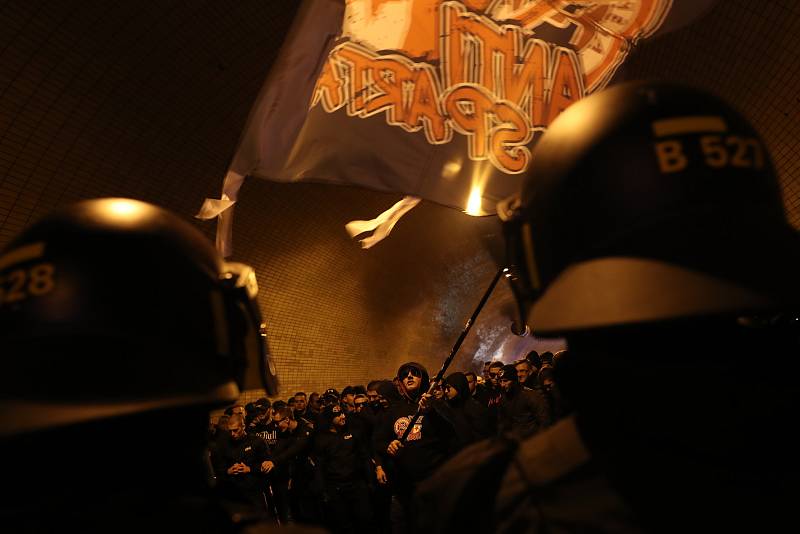 Pochod slávistických fanoušků před fotbalovým derby ulicemi Prahy na stadion Sparty na Letné.