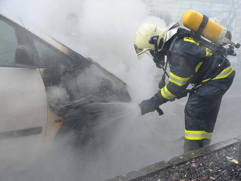 Požár osobního vozu. Mezi bytovými domy v Italské ulici na Vinohradech shořelo osobní auto.