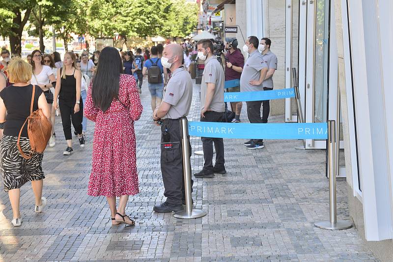 Nekonečné fronty zákazníků. V Praze otevřel obchod řetězec Primark