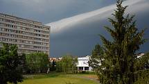 Unikátní mrak v čele bouřkové oblačnosti zvaný roll cloud. - 20. 6. 2022