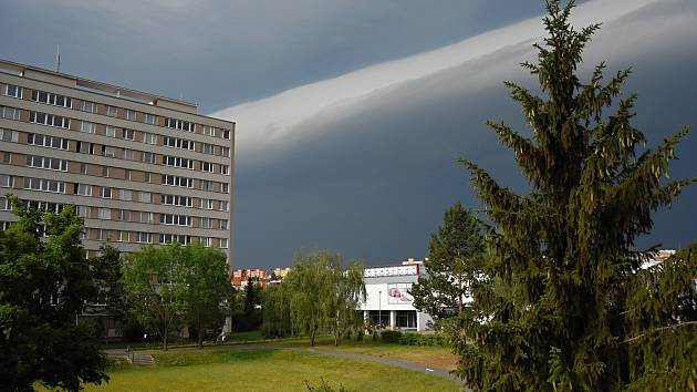 Unikátní mrak v čele bouřkové oblačnosti zvaný roll cloud.