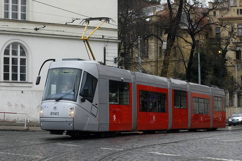 Tramvaj Škoda 14T známá jako Porsche. 