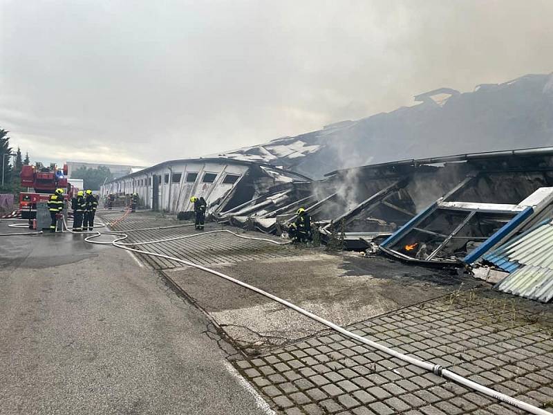 V areálu výstaviště v pražských Letňanech hořela hala se stany a vybavením do přírody.