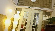 V Psychiatrické klinice VFN a 1. LF UK v Praze se uskutečnila tisková konference k mezinárodnímu kulturnímu projektu Paralelní zkušenosti, který se bude konat od 13. do 18. září v areálu psychiatrické kliniky. Na snímku chodba otevřeného oddělení 