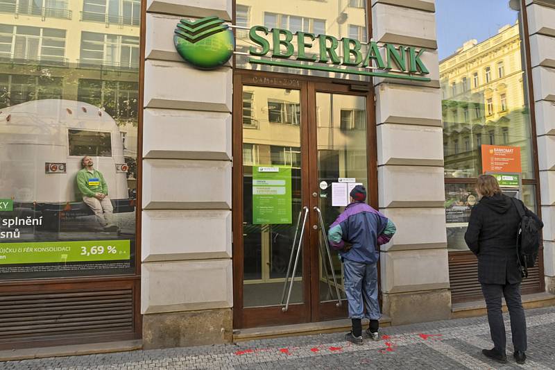 Uzavřená pobočka banky Sberbank v pražské Lazarské ulici na snímku z 28. února 2022.