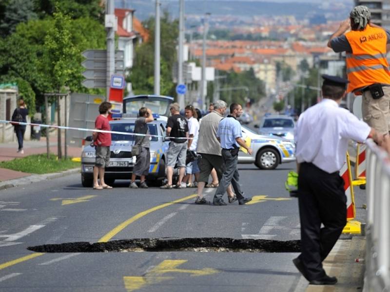 V Praze Dejvicích se v neděli 8. července 2012 před polednem v křižovatce ulic Evropská a Horoměřická propadla silnice. Čtyřmetrový propad je pět metrů hluboký. Nikdo nebyl zraněn. Policie komunikaci uzavřela a odklonila dopravu.