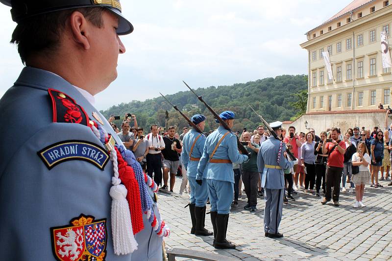 Hradní stráž v dobových uniformách na Pražském hradě.