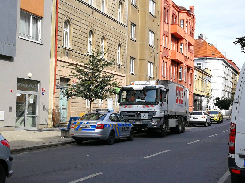 V pražské Petrohradské ulici byl ve vnitrobloku nalezen mrtvý muž.