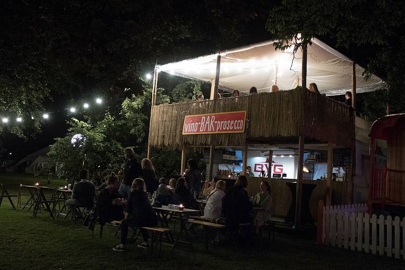 Festival adrenalinově zahájila provazochodkyně Johanne Humblet, která na Open Air scéně vysoko nad hlavami diváků zdolává jeden risk za druhým. Za své vystoupení sklidila bouřlivý potlesk, diváků sedících na zemi v trávě arény pod širým nebem. Vystoupení 