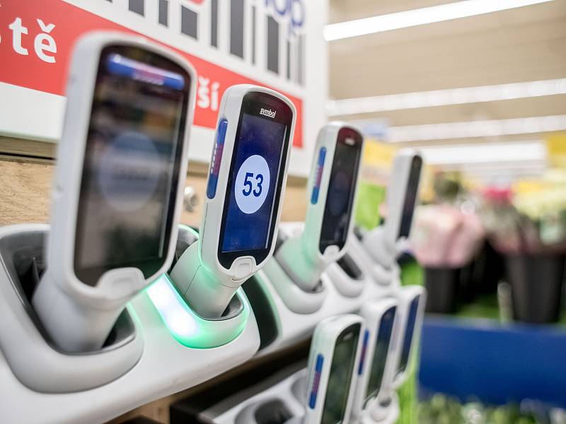 Novinka pro ulehčení nakupování Scan and Shop v supermarketu Tesco v pražském Edenu 12. února.