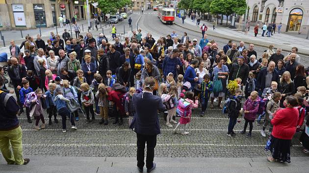 Prvňáci ze ZŠ Strossmayerovo náměstí v Praze 7 se 1. 9. 2020 sešli u kostela sv. Antonína Paduánského.