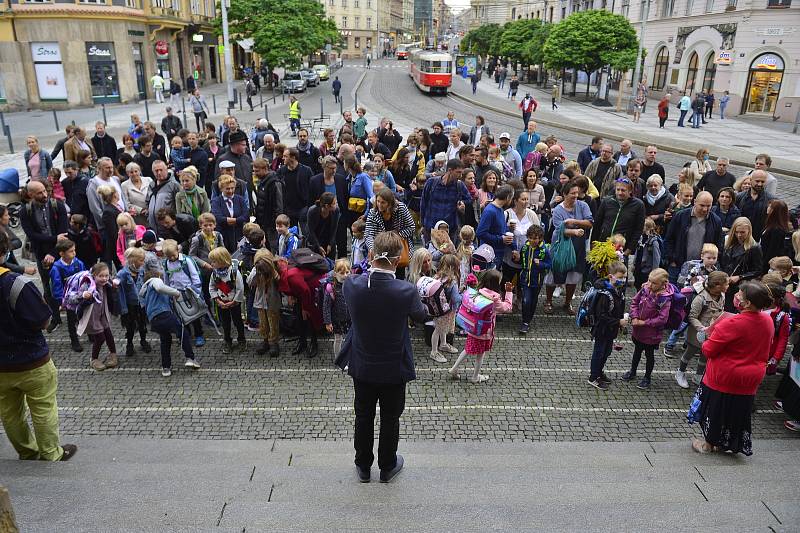 Prvňáci ze ZŠ Strossmayerovo náměstí v Praze 7 se 1. 9. 2020 sešli u kostela sv. Antonína Paduánského.