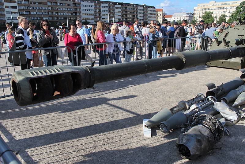 Ze zahájení výstavy zneškodněné vojenské techniky ruské okupační armády, kterou do Prahy přivezlo ukrajinské ministerstvo vnitra.