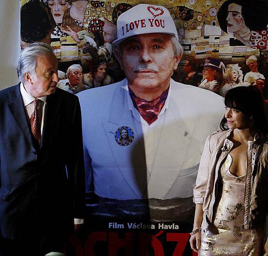 V pražském kině Lucerna měl 22. března premiéru film Václava Havla Odcházení. Na snímku Jiří Lábus a Taťána Vilhelmová. 