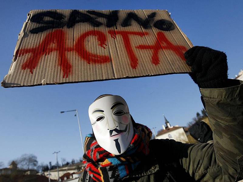 Protest České pirátské strany proti nedávnému podpisu dohody ACTA o boji proti šíření nelegálních kopií a padělků proběhl 2. února v centru Prahy.