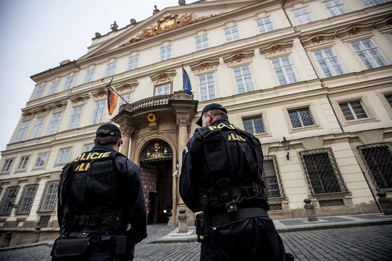 Situace před německou ambasádou 20. prosince v Praze, den po útoku na vánoční trhy v Berlíně.