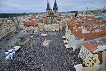 Na Staroměstském náměstí v Praze se 9. června 2020 sešli lidé na demonstraci proti vládě a Andreji Babišovi.