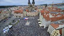 Na Staroměstském náměstí v Praze se 9. června 2020 sešli lidé na demonstraci proti vládě a Andreji Babišovi.