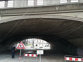 Na Hlávkově mostě v Praze začínají dynamické zkoušky.